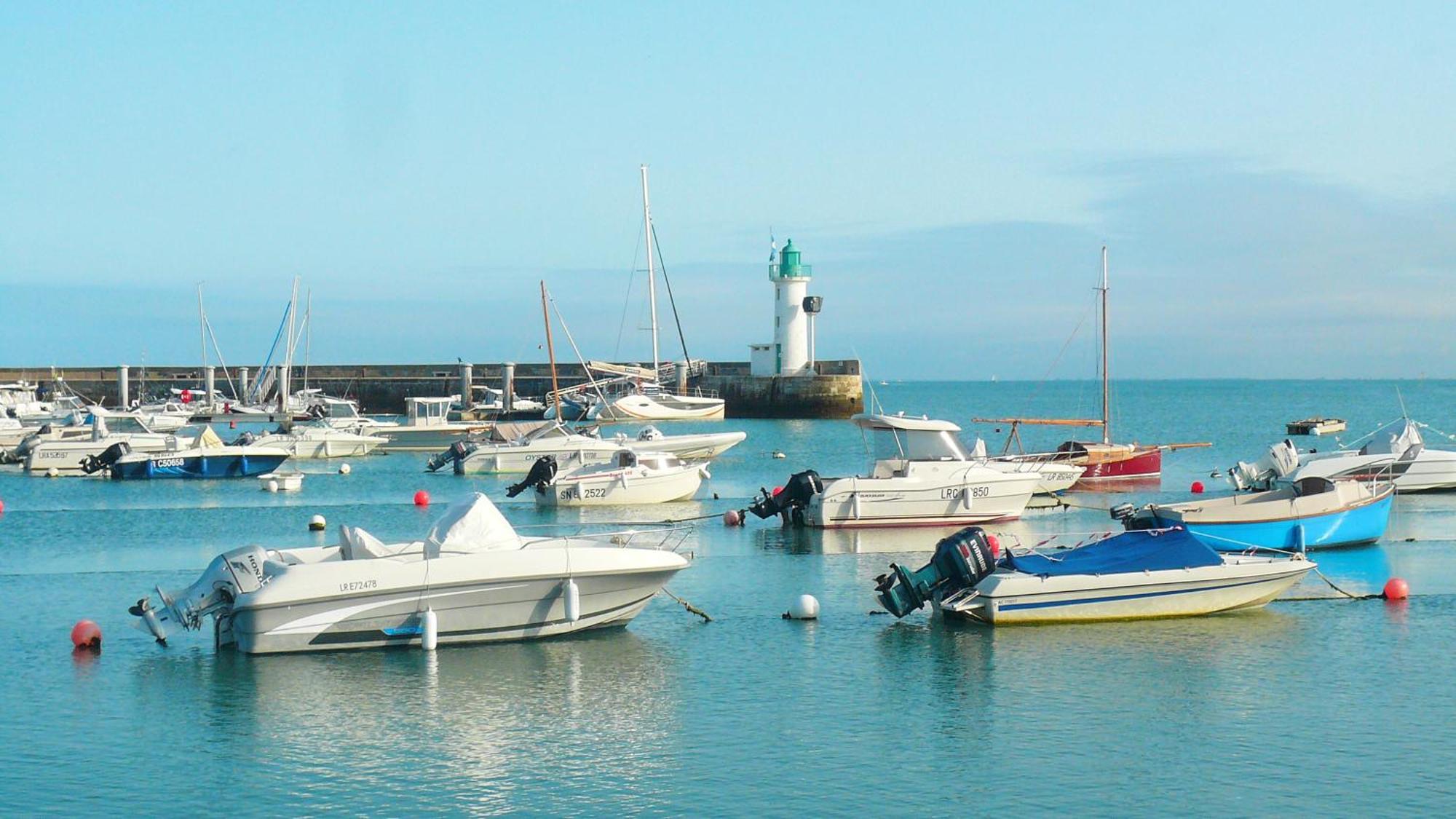 Le Phare Du Bout Du Monde - Logement Proche Du Port Ла-Флот Экстерьер фото